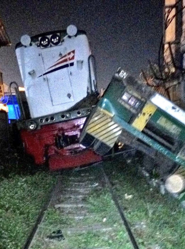 Kereta menabrak truk di Tanjung Priok. (Foto: Twitter/TMC Polda Metro)