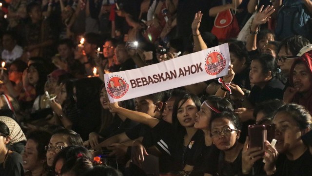 Aksi 1000 lilin untuk Ahok di Tugu Proklamasi. (Foto: Fanny Kusumawardhani/kumparan)