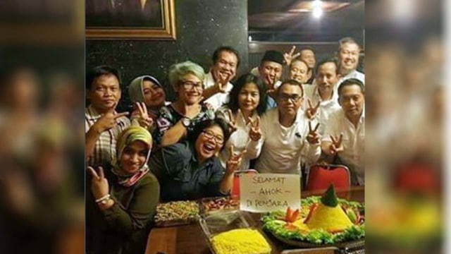 Tumpengan untuk Ahok. (Foto: Instagram/@bank_karma)
