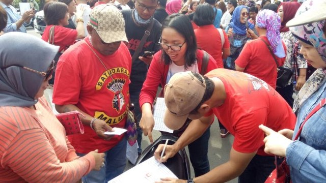 Massa pendukung Ahok di Balai Kota. (Foto: Johanes Hutabarat/kumparan)