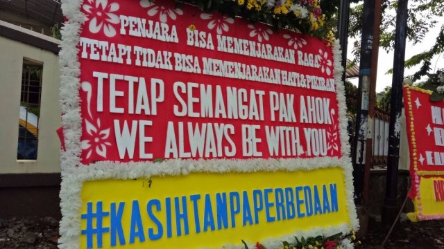 Karangan bunga untuk Ahok. (Foto: Aprilandika Pratama/kumparan)
