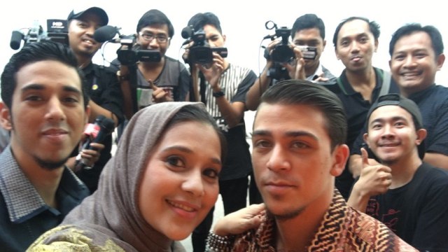 Anak Ayu azhari, Sean Azad (pakai batik)  (Foto: Twitter/@ayukhadijahazha )