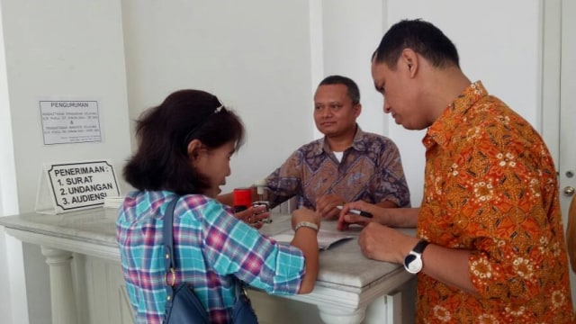 Warga di Balai Kota. (Foto: Nadia Riso/kumparan)