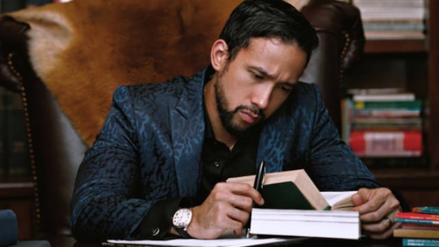 Maruli membaca buku (Foto: @marulitampubolon777/Instagram)