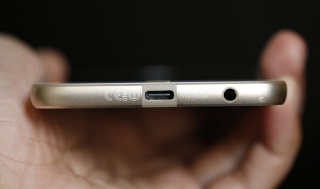 Port USB dan audio jack Moto Z Play. (Foto: Yossie Dwi Prananto/YangCanggih.com)