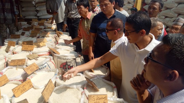 Sandiaga tinjau beras di Pasar Induk Cipinang (Foto: Wandha Nur/kumparan)