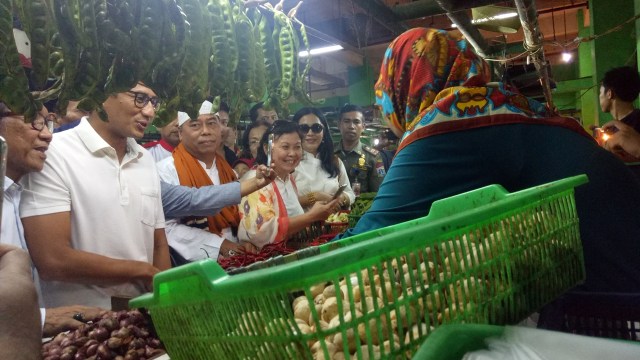 Sandi blusukan ke Pasar Jatinegara, Jakarta Timur (Foto: Wandha Nur/kumparan)