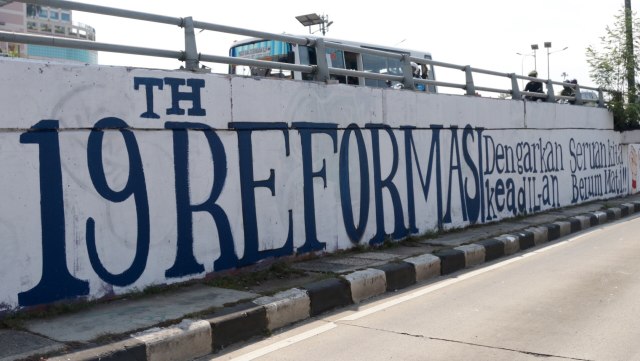 Mural peringati 19 tahun reformasi (Foto: Fanny Kusumawardhani/kumparan)