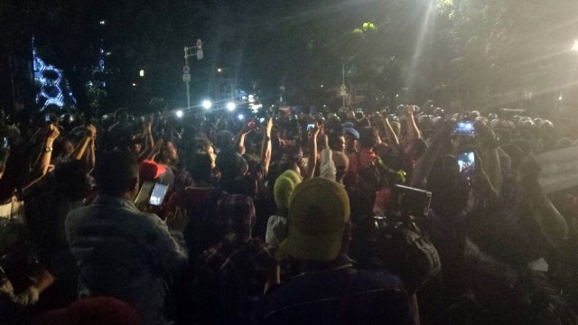Polisi telah mencoba membubarkan massa. (Foto: Aria Pradana/kumparan)