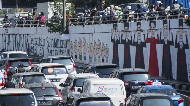 Mural menolak lupa Tragedi Mei 98 (Foto: ANTARA FOTO/Aprillio Akbar)