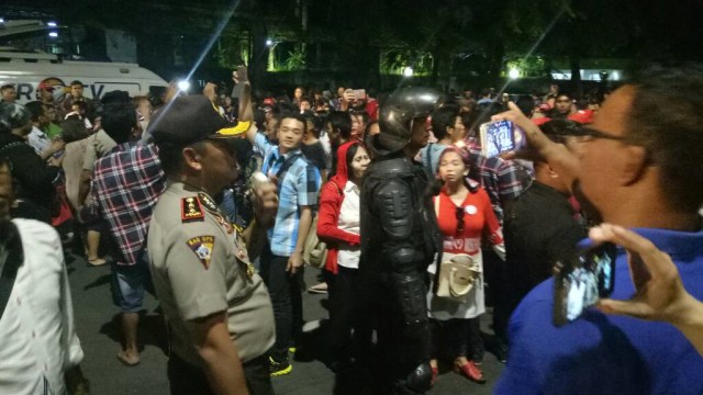 Polisi mengimbau massa pendukung Ahok untuk bubar (Foto: Aria Pradana/kumparan)