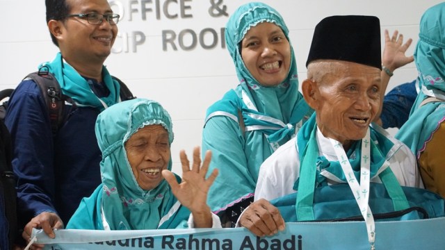 Senyum Kakek Khaerudin dan istri (Foto: Aprilandika Pratama/kumparan)