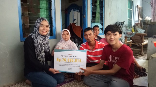 Penyerahan donasi Yusuf (Foto: Fahrian Saleh/kumparan)