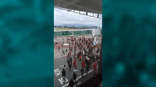 Pendemo masuk ke dalam apron bandara (Foto: Dok. Istimewa)