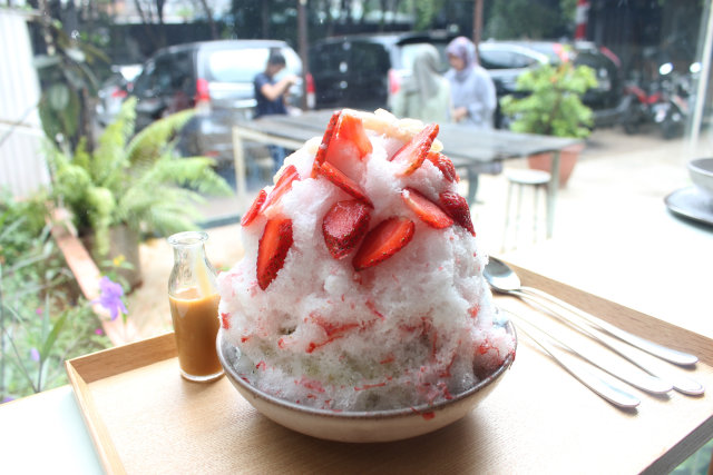 Menikmati Es Serut Ditengah Teriknya Cuaca Jakarta, Seger Banget!