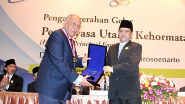 Hartarto Sastrosoenarto dapatkan gelar dari BPPT (Foto: AntaraFoto)