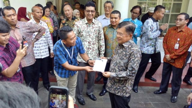 Jusuf Kalla menerima ucapan ulang tahun wartawan (Foto: Kevin Kurnianto/kumparan)