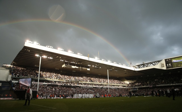 Pelangi di atas White Hart Lane (Foto: Reuters)