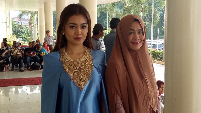 Nia Anggia dan ibunda Jupe  (Foto: Yurika Kencana/kumparan)