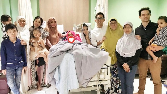 Jupe bersama keluarga (Foto: Instagram @markonengjtown)