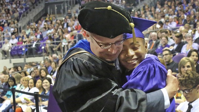 Carson Huey-You bersama profesornya (Foto: Louis DeLuca/The Dallas Morning News via AP)