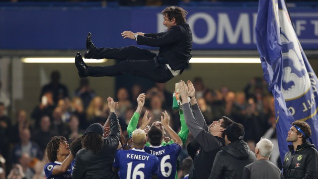 Para pemain Chelsea melambungkan Conte ke udara. (Foto: Reuters/Hannah McKay)