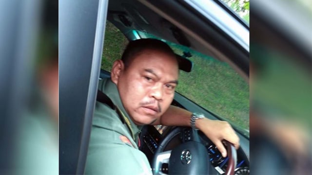 Anggota TNI yang pecahkan kaca bus (Foto: Istimewa)