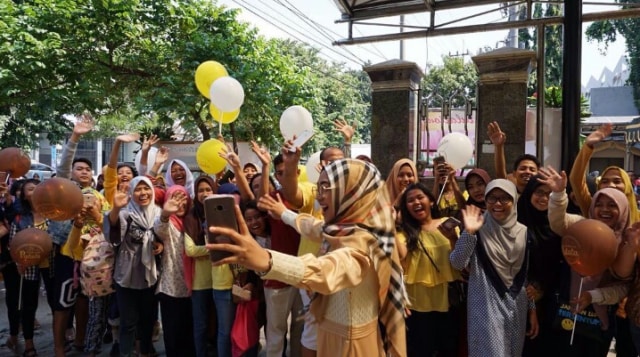 Ikutan Bisnis Kue Oleh-Oleh, Hari Ini Oki Setiana Dewi Dan Ria Ricis Resmikan Surabaya Patata (3)
