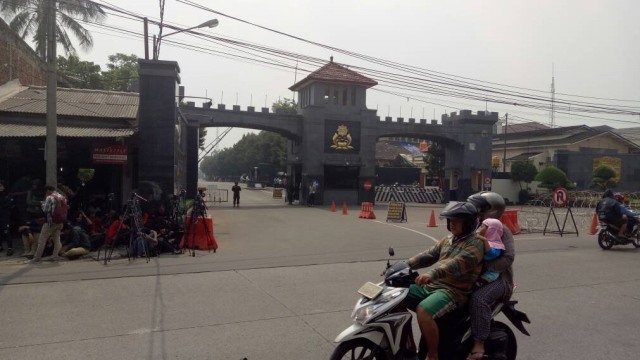 Rombongan Djarot jenguk Ahok di Mako Brimob (Foto: Johanes Hutabarat/kumparan)