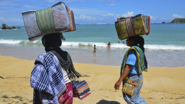 Warga melintas di Mandalika, Lombok, NTB. (Foto: Ahmad Subaidi/Antara)