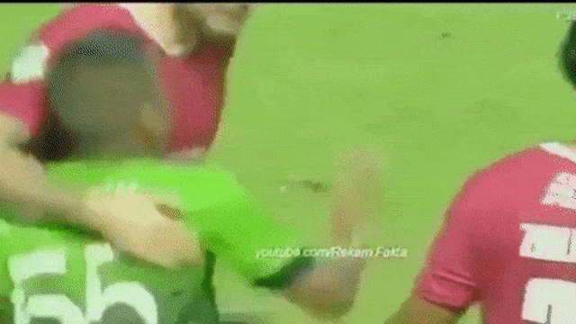 Cekikan Manahati kepada Klok (Foto: Rekam Fakta)