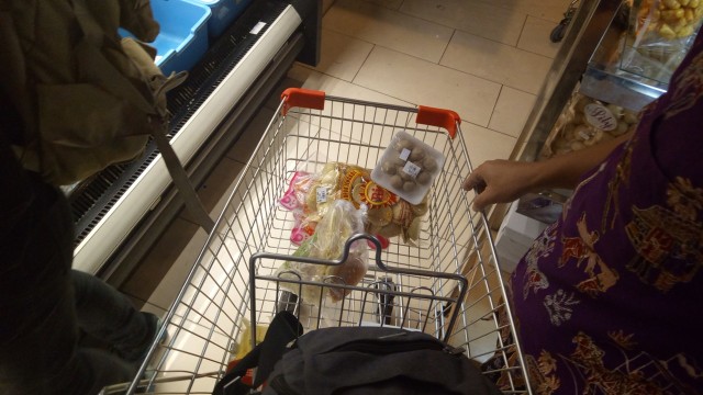 Razia bahan makanan dan minuman jelang Ramadan (Foto: Aria Pradana/kumparan)