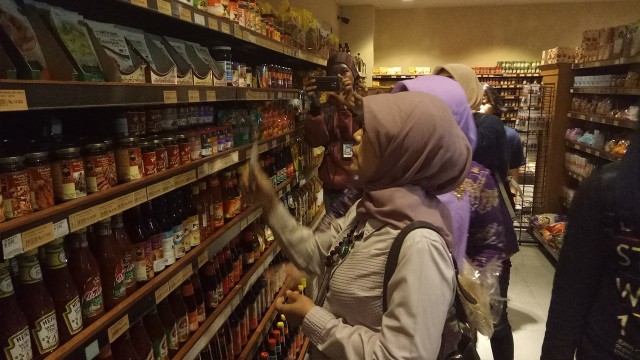 Razia bahan makanan dan minuman jelang Ramadan (Foto: Aria Pradana/kumparan)