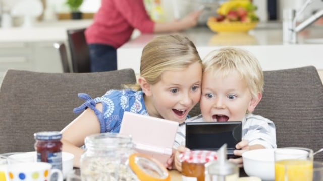 Batasi Waktu untuk Bermain Gadget (Foto: Thinkstock)