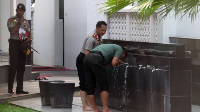 Panglima dan Kapolri salat di Masjid Baiturrahim (Foto: Yudhistira Amran/kumparan)