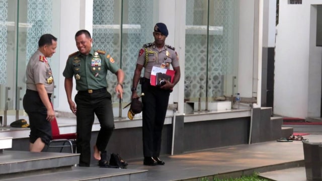 Panglima dan Kapolri salat di Masjid Baiturrahim (Foto: Yudhistira Amran/kumparan)