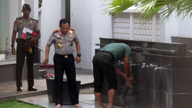 Panglima dan Kapolri salat di Masjid Baiturrahim (Foto: Yudhistira Amran/kumparan)