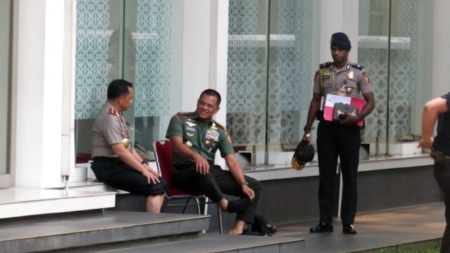 Panglima dan Kapolri salat di Masjid Baiturrahim (Foto: Yudhistira Amran/kumparan)