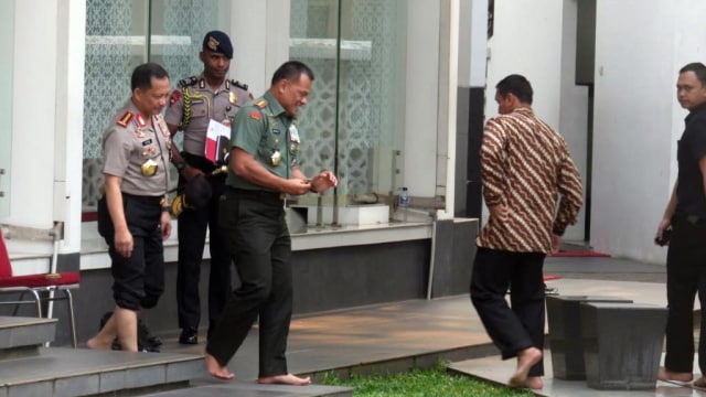 Panglima dan Kapolri salat di Masjid Baiturrahim (Foto: Yudhistira Amran/kumparan)