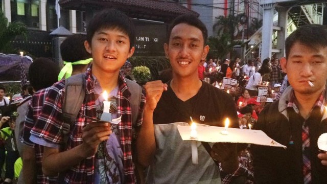 Massa simpatisan Ahok menyalakan lilin (Foto: Kelik Wahyu Nugroho/kumparan)