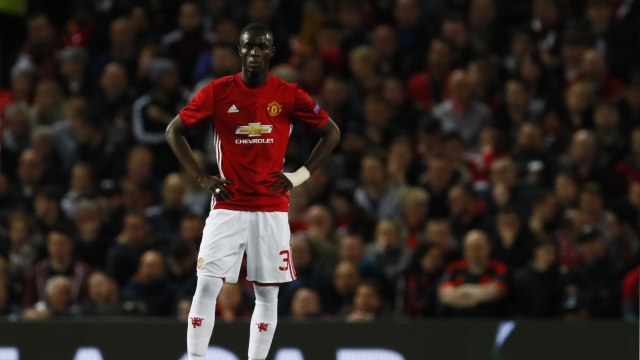 Siapa patrner yang bisa melengkapi Bailly? Foto: Jason Cairnduff/Reuters