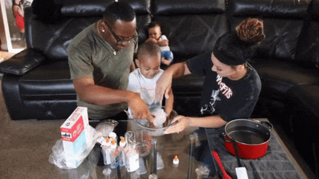 Membuat slime bersama anak. (Foto: The Prince Family/YouTube)