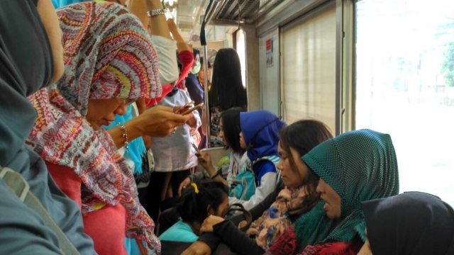 Suasana di KRL gerbong perempuan (Foto: Niken Nurani/kumparan)