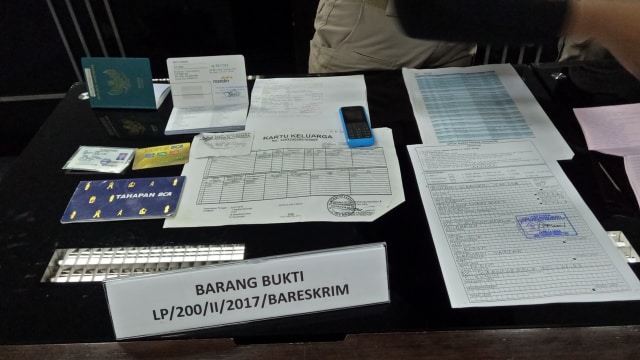 Barang Bukti dari TKI Berkedok Visa Umroh (Foto: Nadia Riso/kumparan)