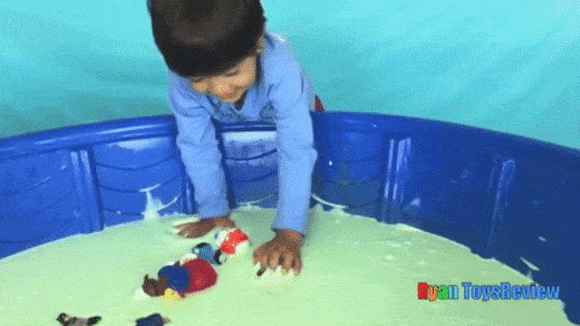 Bermain dengan slime (Foto: Ryan Toysreview/Youtube)