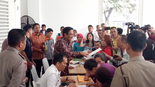 Djarot melayani warga Jakarta di Balai Kota (Foto: Johanes Hutabarat/kumparan)