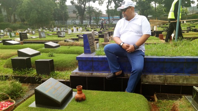 Indro Berziarah ke Makam Dono di TPU Tanah Kusir (Foto: D.N Mustika Sari/kumparan)
