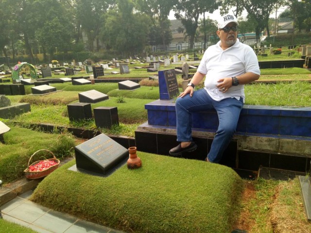 Indro 'Warkop' Ziarah ke makam Dono (Foto: D.N Mustika Sari)