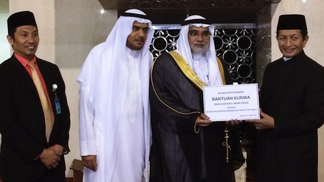 Simbolis pemberian kurma 250 ton (Foto: Iqra Ardini/kumparan)