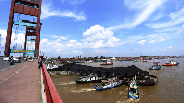 Jembatan Ampera ditabrak "tagboat" (Foto:  ANTARA FOTO/Nova Wahyudi)